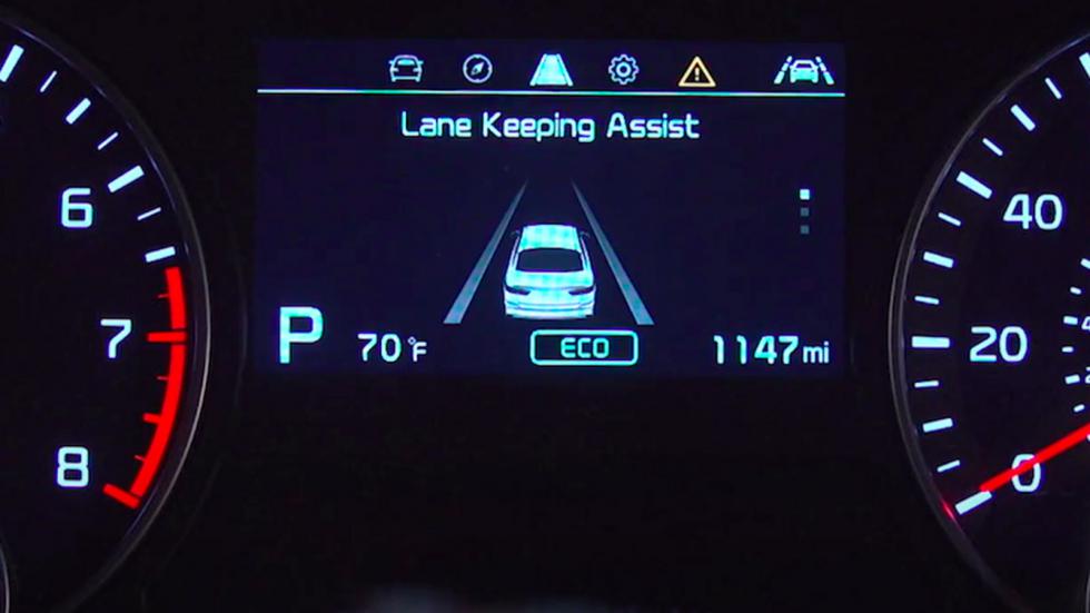 Lane Assist: Ο «συνοδηγός» που σε κρατάει στη λωρίδα σου